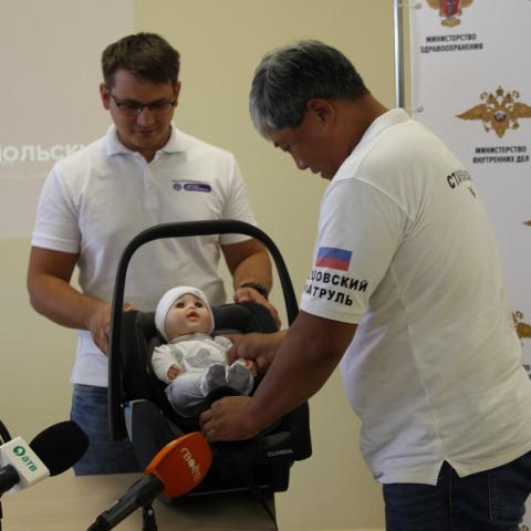 Ставропольских молодых мам прямо в роддоме обучают перевозить в машине детей правильно